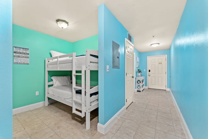 Geniet van de langwerpige ingang met decoraties, toegang tot de hoofdslaapkamer,  een wasmachine- en drogerkast en de stapelbedkamer. 