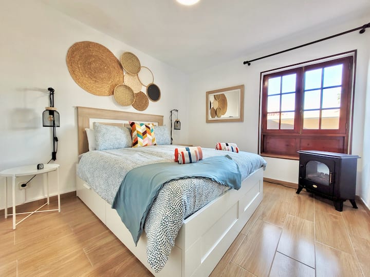 Priestranná spálňa s výhľadom na dvor s vírivkou (spálňa 1).
Priestranná spálňa s výhľadom na dvor s vírivkou (spálňa 1).