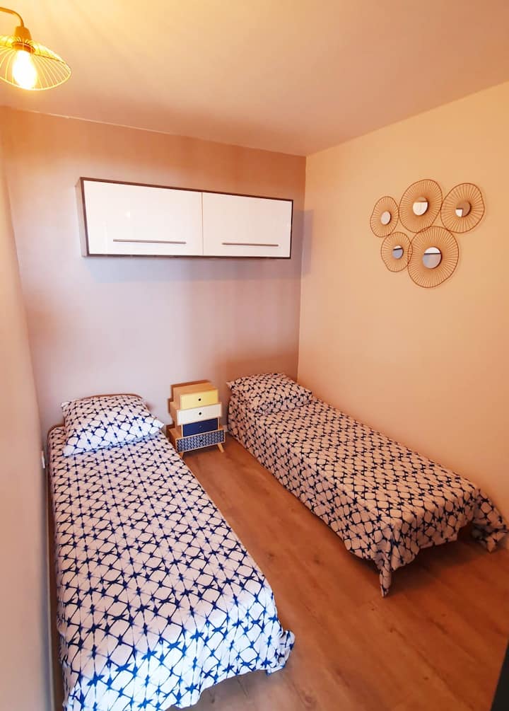 
2张独立的床，靠近，铺设140张床 