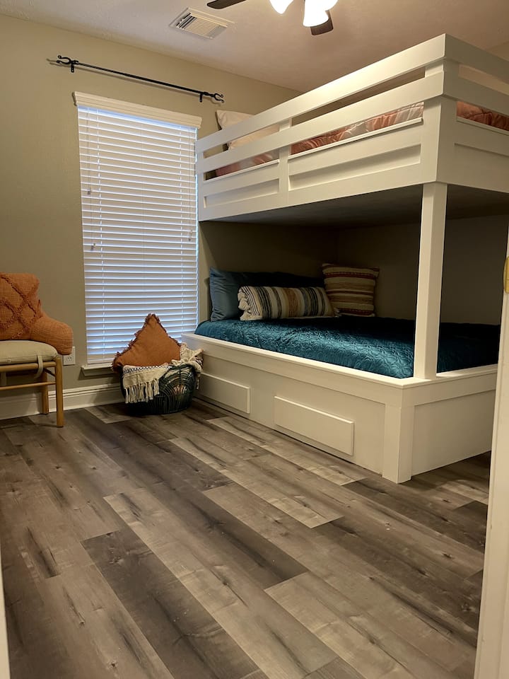 Spavaća soba 4 s bračnim krevetom (160x200)!