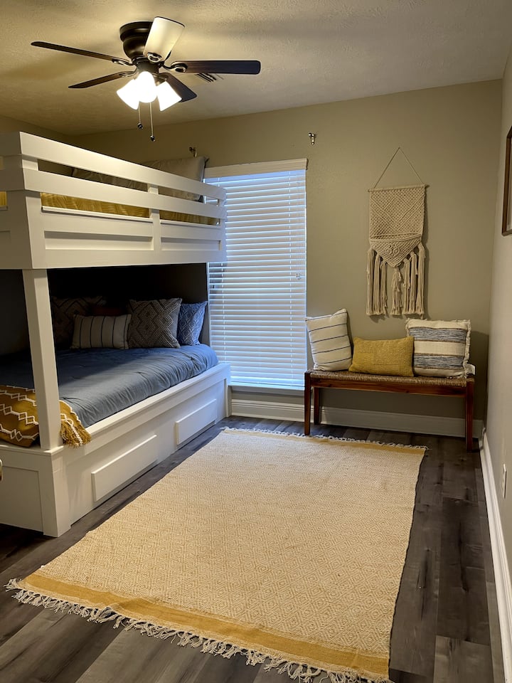 Spavaća soba 3 ima krevete na kat, potpuno popunjeno!