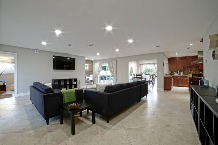 Renovated House w/ Heated Pool near the Downtown gallery image 3