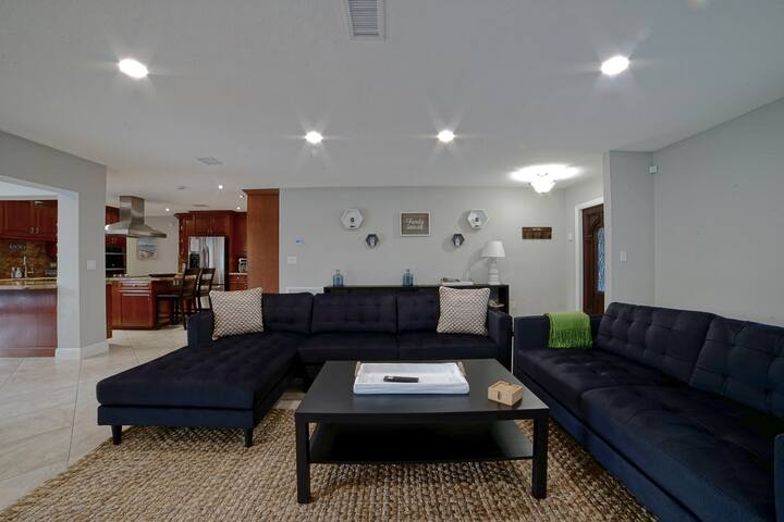 Renovated House w/ Heated Pool near the Downtown gallery image 4