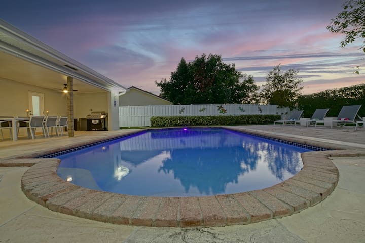 Renovated House w/ Heated Pool near the Downtown