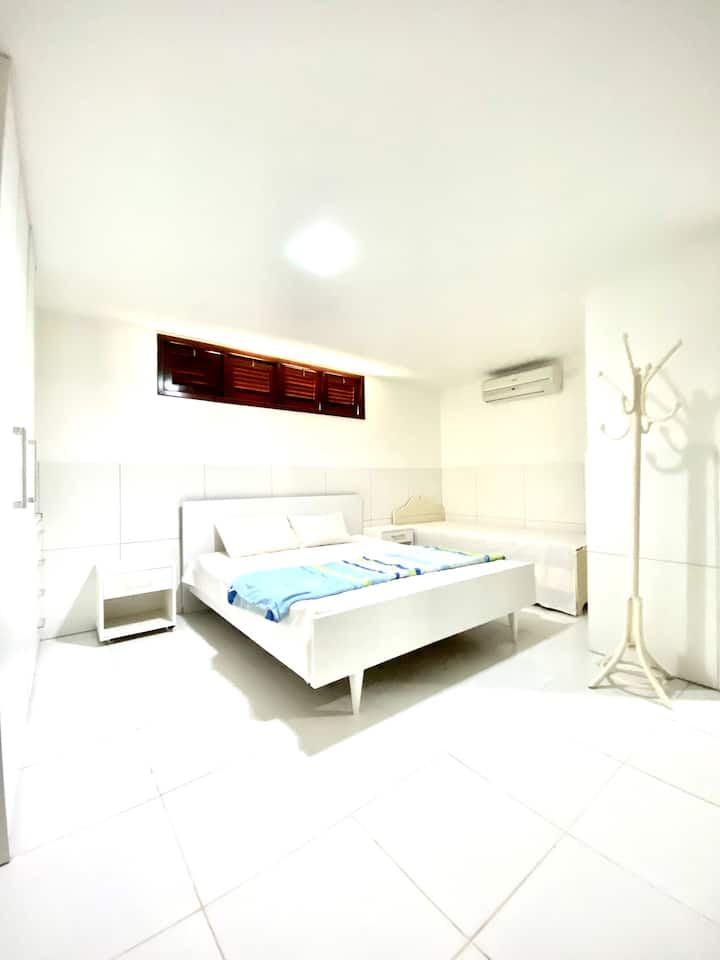 Veliki apartman na katu s 1 bračnim krevetom i 1 krevetom za jednu osobu.