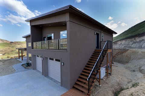 Scenic living quarters above garage