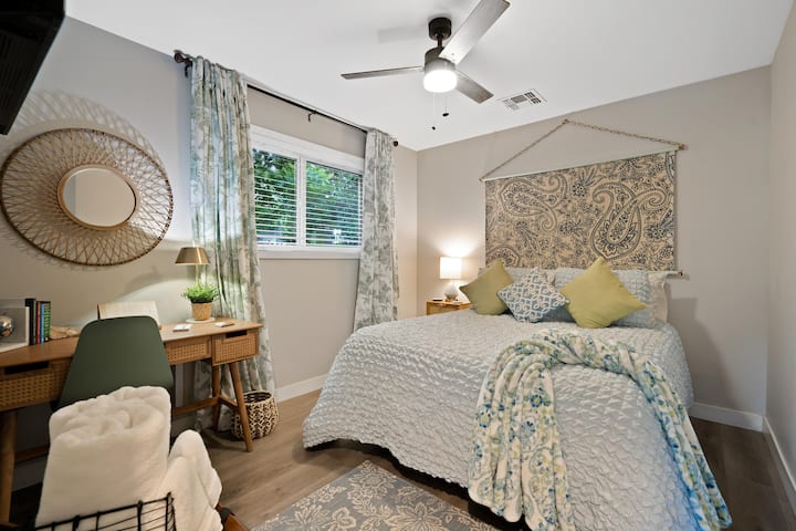 Легло тип Куин с специално работно пространство за дистанционна работа. Стаята е оборудвана с 32 - инчов смарт телевизор.