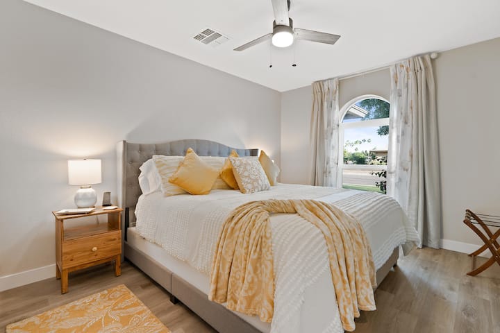 Тази стая за гости разполага с двойно легло king size и 43 - инчов смарт телевизор. 