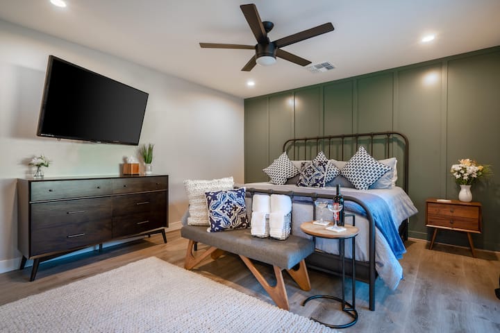 Основна спалня с кралски матрак и  скрин за съхранение