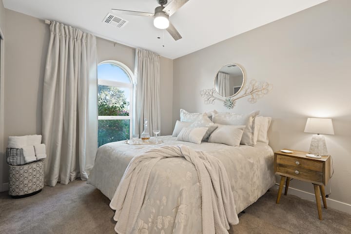 Тази стая разполага с двойно легло queen size и 32 - инчов смарт телевизор, за да предавате любимите си предавания. 