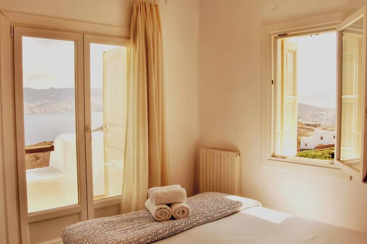 Υπνοδωμάτιο δευτέρου ορόφου με θέα στη θάλασσα