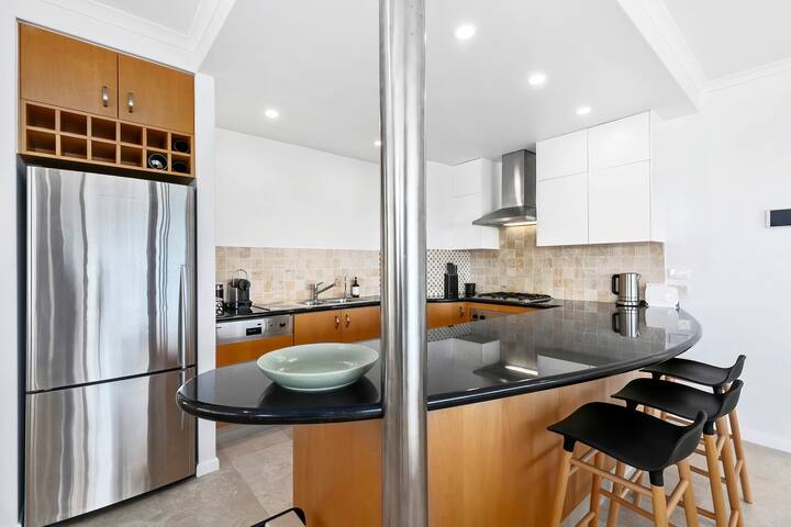 Ocean Viewpoint: Stunning Sunshine Beach Views gallery image 3