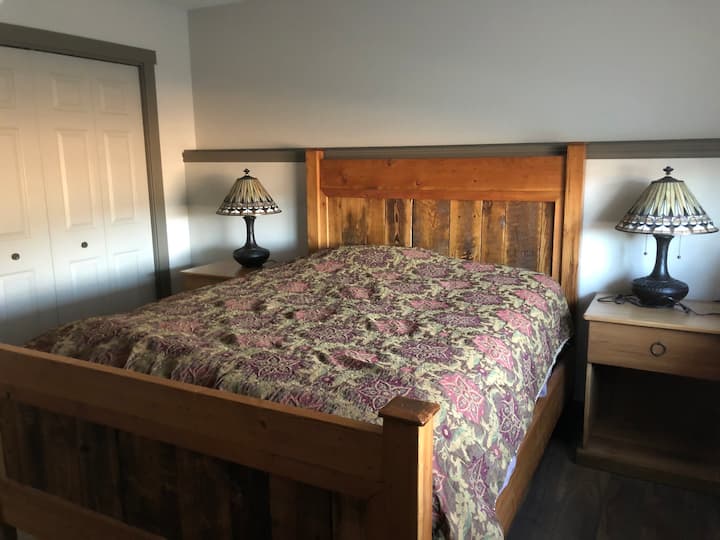 Chambre au rez-de-chaussée avec vue sur la fenêtre de la chambre Queen Size donnant sur le vignoble