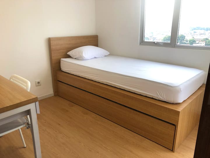 Მე ‑ 2 საძინებელში არის 2 ერთადგილიანი საწოლი (ქვედა ნაწილში მოძრავი საწოლი). Ოთახი კონდიციონერით.