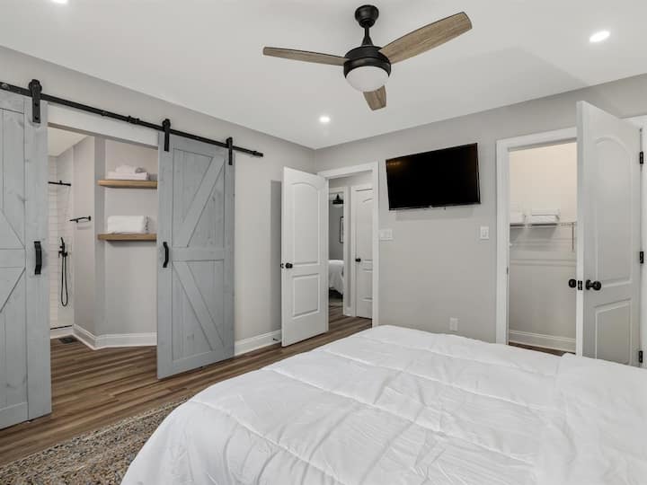 Hlavná spálňa s plne vybavenou kúpeľňou; 4k televízor