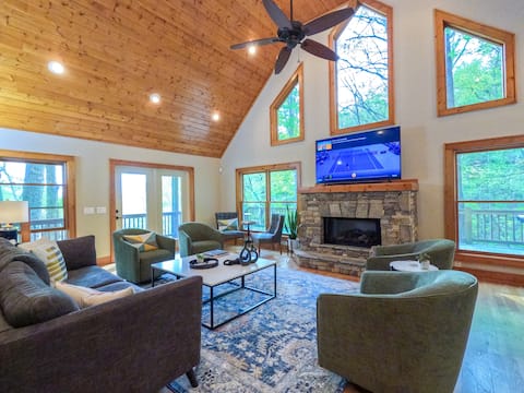 Popular Airbnb listing: Private Cabin Getaway w/ Fireplace, View & Games in Sky Valley