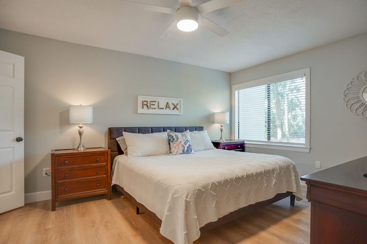 Dormitorio principal con cama King, TV inteligente grande y baño privado.