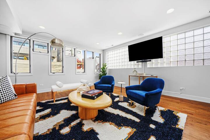 Spacious NEW modern single-family home downtown gallery image 2