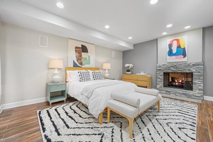 Spacious NEW modern single-family home downtown gallery image 3