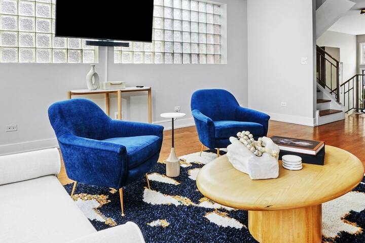 Spacious NEW modern single-family home downtown gallery image 4