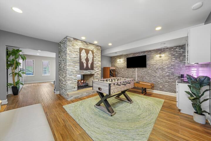 Spacious NEW modern single-family home downtown gallery image 5