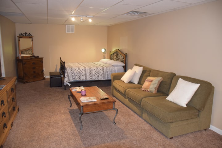 veľmi priestranný obývací priestor a  posteľ