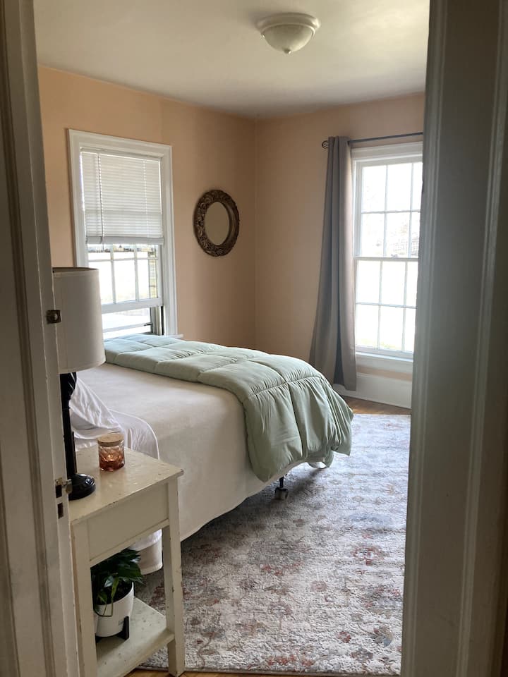 Queen room with a view of Rose Park