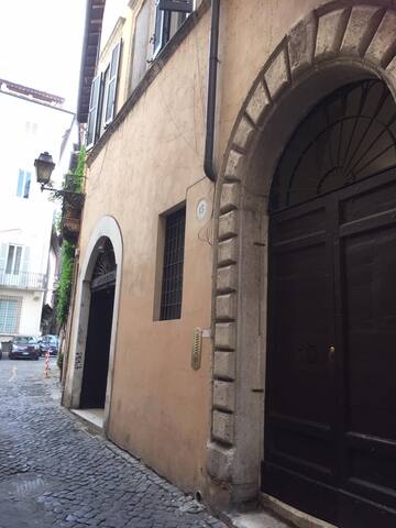 Beautiful Navona – historic house gallery image 3