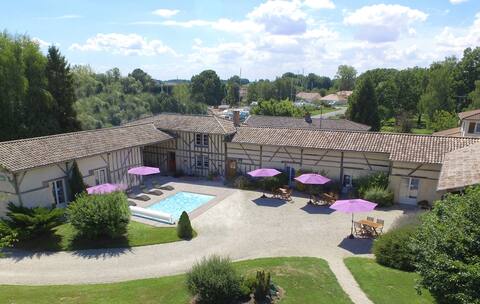 Beautiful large cottage with pool by the lake
