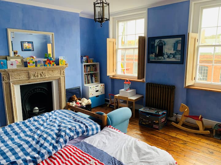 Uno de los dos dormitorios del segundo piso con 2 camas individuales. Aquí también encontrarás muchos juguetes y libros para niños