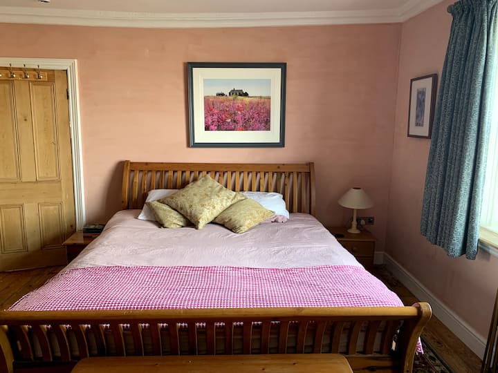 Segundo dormitorio en el segundo piso. Este dormitorio tiene la mejor vista de todas las habitaciones. Puedes ver el mar por la ventana y la luz de la mañana y la vista sobre el valle es preciosa