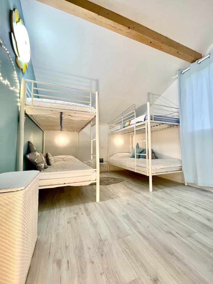 Habitación infantil compuesta por 2 x 2 literas.