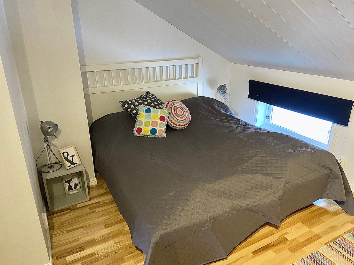 Საძინებელი 2 ორადგილიანი საწოლით.