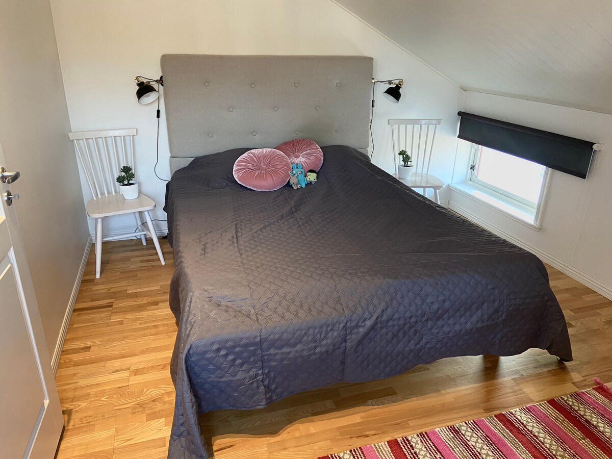 Საძინებელი 1 ორადგილიანი საწოლით. 