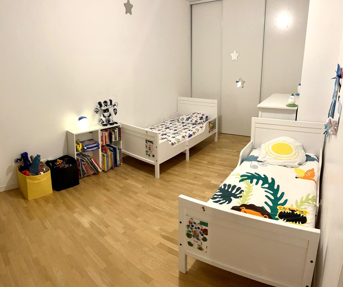 2 jednolôžka. Veľa hračiek + hier