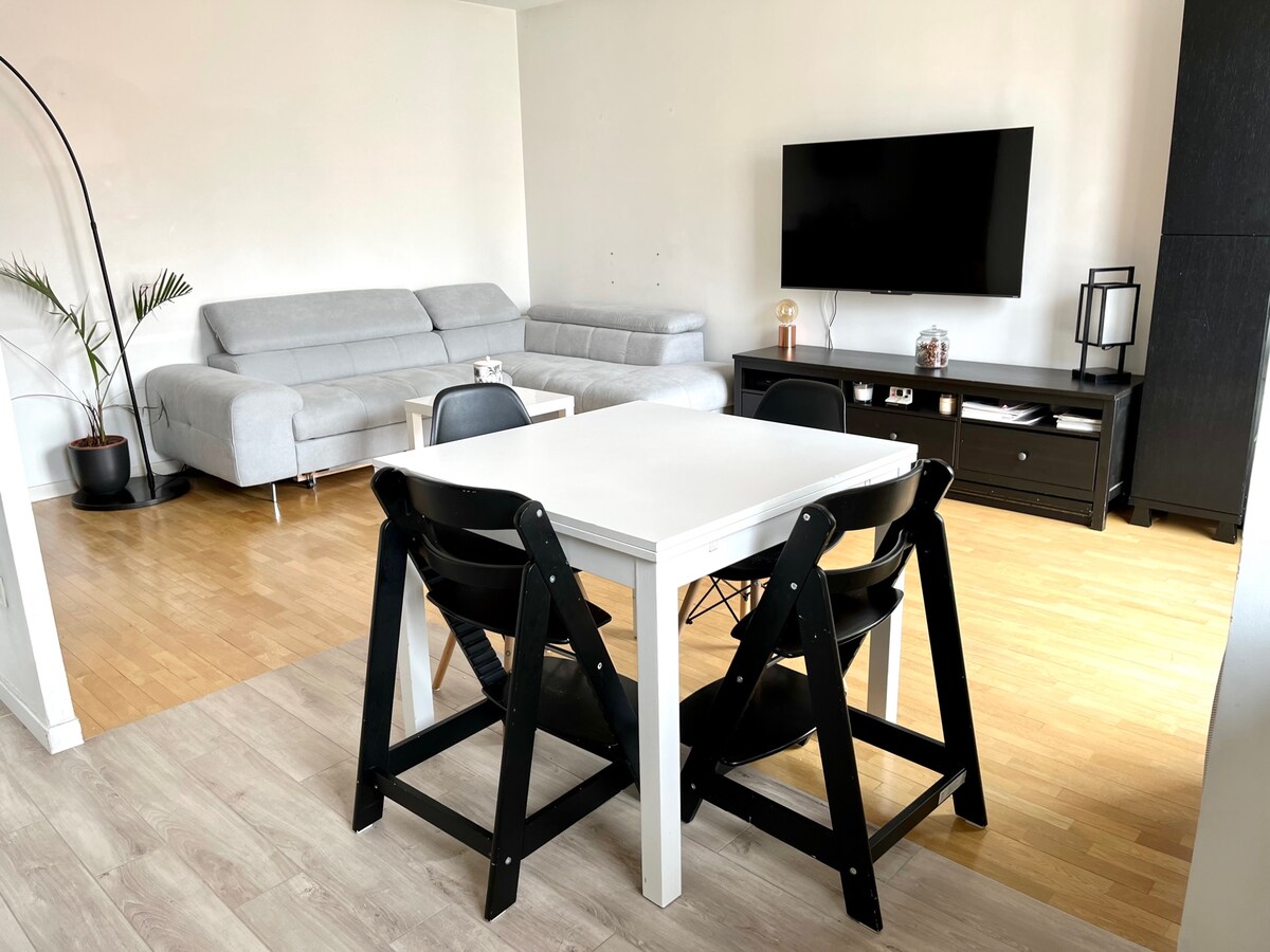 obývačka s rozkladacou pohovkou.