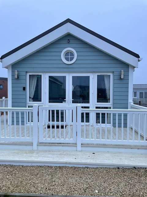 Relax at Puffin Cottage, a short walk to the beach