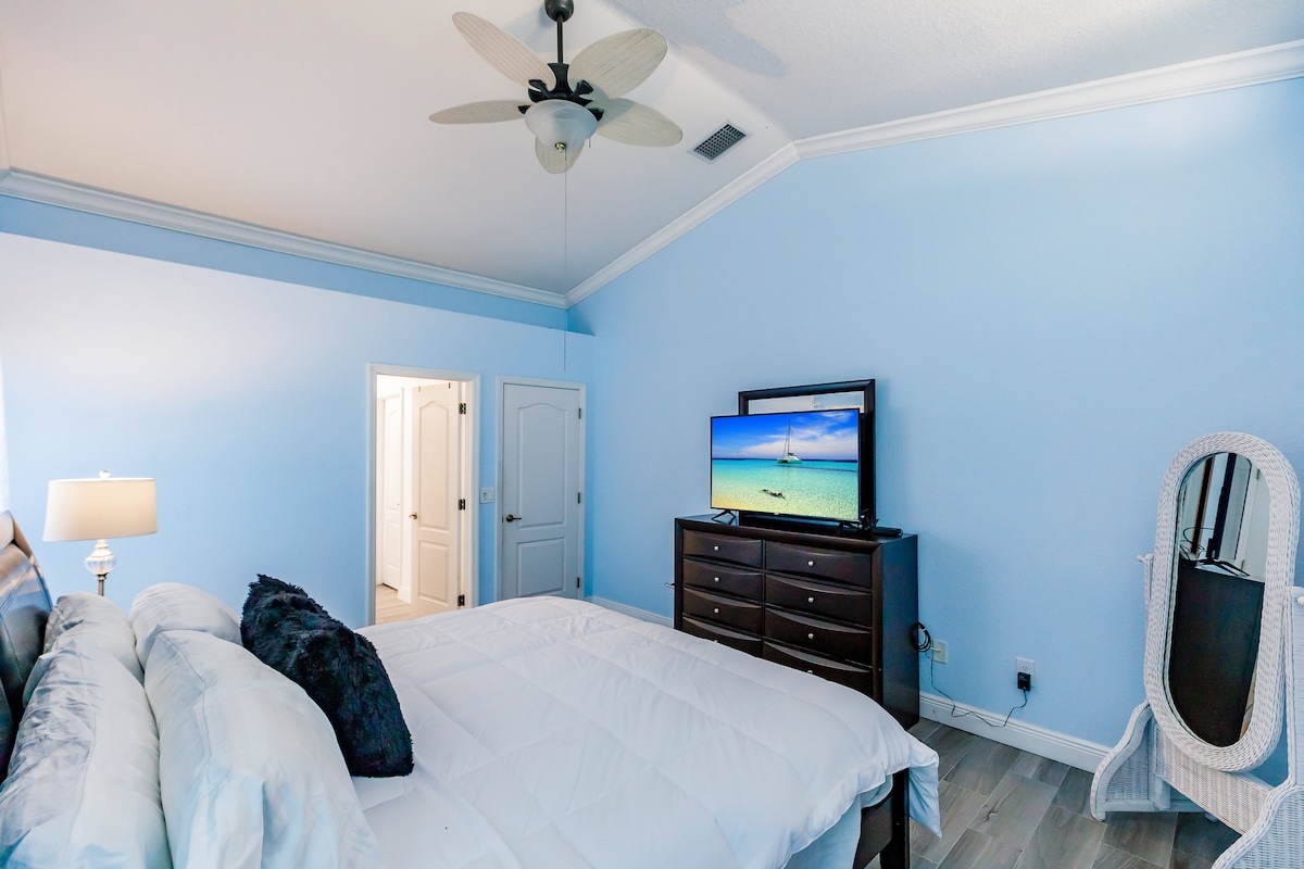 Glavna spavaća soba s velikim televizorom i ogledalom pune dužine, ormarom, dvostrukim umivaonikom, velikim tušem s pločicama, bideom. 