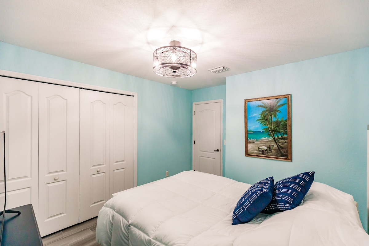 Spavaća soba 3, bračni krevet (160x200), veliki ormar, komoda, TV, stropni ventilator za vašu udobnost. 