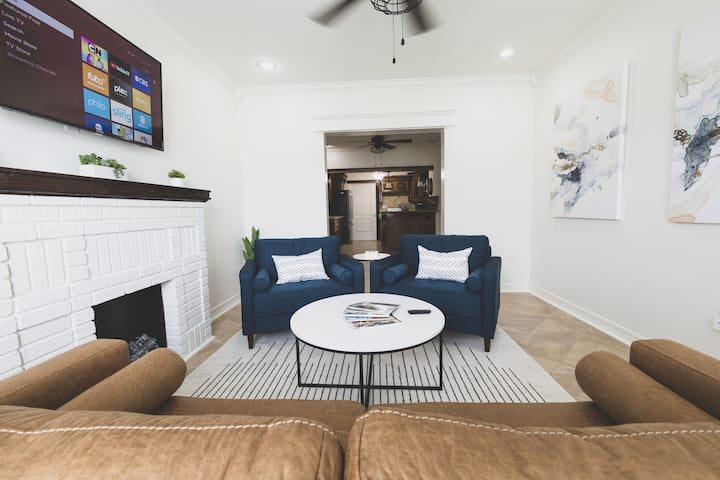 5 Min Walk To Beach | King Bed | Large Back Yard - Galveston, TX