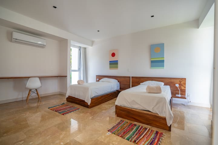 Izba s 2 samostatnými lôžkami a vyhradeným pracovným priestorom :)