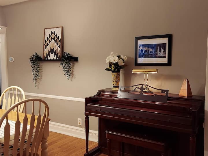 Pianoja Wurlitzer spinet e vitit 1950 në hapësirën e ngrënies.