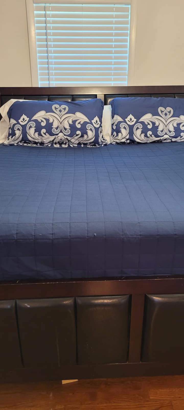 Dormitorio principal realmente grande con sala de estar. La televisión grande se puede ver desde la cama o la sala de estar.
