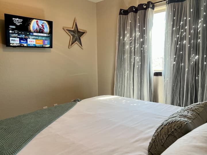 King Suite ~ 32pulgadas con control remoto que incluye HULU, Disney+ y ESPN+