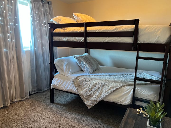 Suite litera ~ Incluye cargadores USB incorporados en el riel de la litera inferior, cargadores USB incorporados en la mesita de noche y cortinas oscurecidas de la habitación.