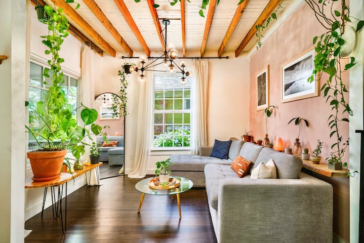 Enchanting Private Bungalow in Alberta Arts