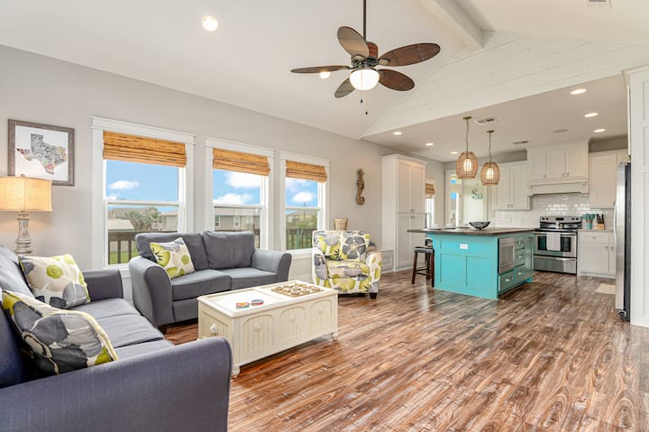 *Sleeps 12* Three Bedroom* Dog Friendly - Crystal Beach, TX