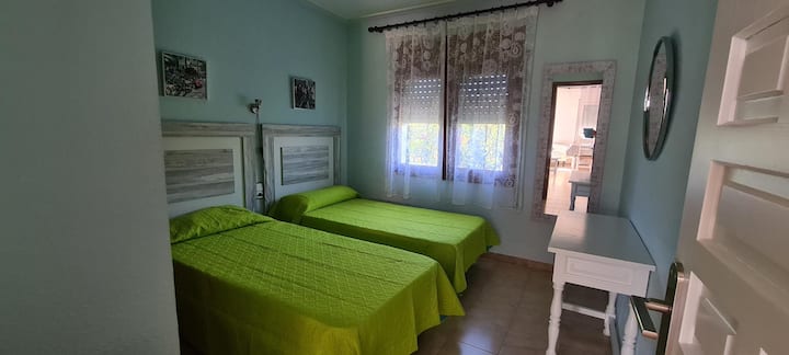 chumba cha kulala mara mbili na kabati ya nguo