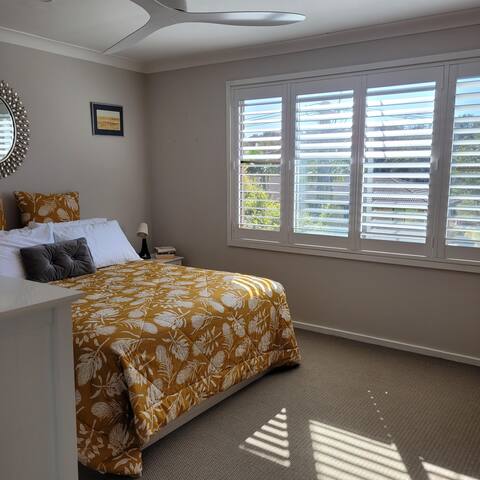 Light & airy, 3-bed home with pool & 800m to beach gallery image 3