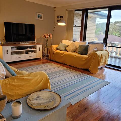 Light & airy, 3-bed home with pool & 800m to beach gallery image 2